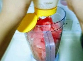 把切好的西瓜放入料理机，加入半杯凉白开，半杯自己榨的，偏要加蜂蜜，可以不加哦。