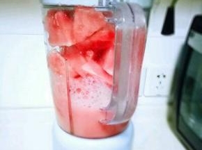 启动料理机1分钟即可。