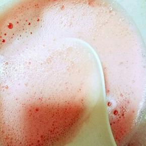 榨好的西瓜汁上面有一层泡沫，可以把泡沫撇出，(也可以不撇，不营养引用。)