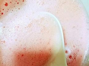 榨好的西瓜汁上面有一层泡沫，可以把泡沫撇出，(也可以不撇，不营养引用。)