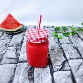 装入果汁杯中。