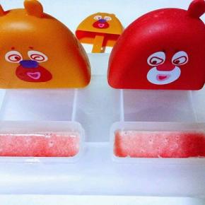 剩下的西瓜汁宝贝做的冰棍，很简单，把榨干的西瓜汁倒入模具中，放冰箱速冻一夜即可。