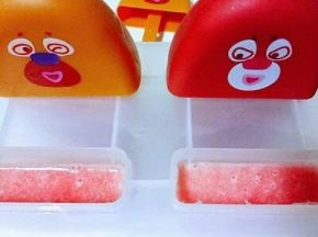 剩下的西瓜汁宝贝做的冰棍，很简单，把榨干的西瓜汁倒入模具中，放冰箱速冻一夜即可。