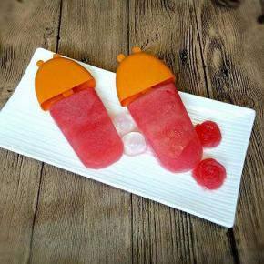 脱模，用冷水冲洗模具，或者室放一会自然脱模啦！