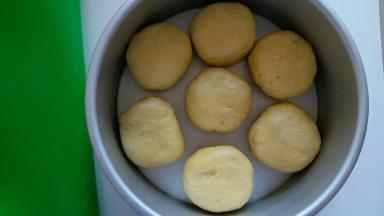 依次包好放入八寸的戚风模具内，模具内刷上玉米油