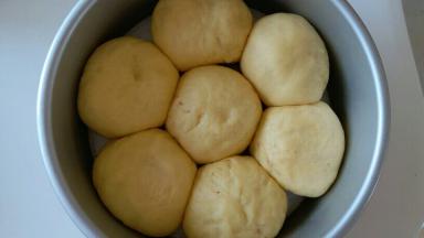 放入烤箱进行二次发酵，烤箱内放碗热水，发至两倍大，给表面刷上蛋液，撒上芝麻，烤箱180预热