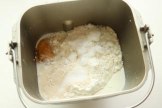 面团材料除了黄油全部放入面包机内。