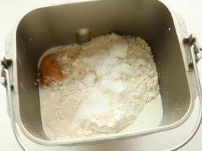 面团材料除了黄油全部放入面包机内。