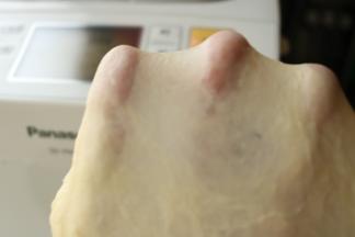 两个饺子面团程序结束，可以拉出坚韧的手套膜。