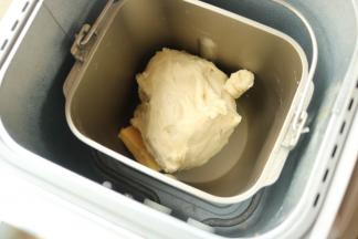 放入室温软化的黄油A，再开启一个饺子面团程序。