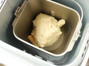 放入室温软化的黄油A，再开启一个饺子面团程序。