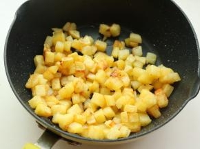 发酵的时候处理馅料，土豆切小丁，煎至表面变黄，加入盐和黑胡椒调味。