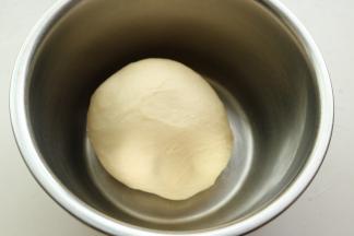 现在是夏天，盖保鲜膜室温发酵。