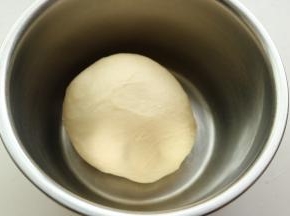 现在是夏天，盖保鲜膜室温发酵。