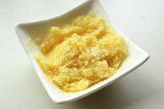 蒜压成蒜蓉，黄油B室温软化后和蒜蓉混合均匀。