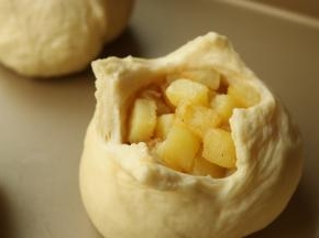 略微想外拉一拉。