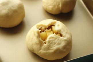 顶部用剪刀开十字口。