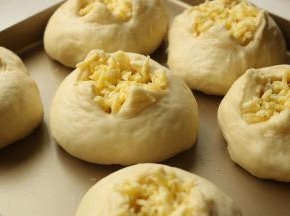 撒一些马苏里拉奶酪。