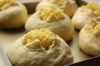 再撒一些黄油蒜蓉在上面。