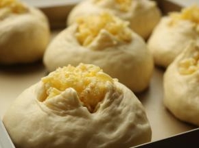 再撒一些黄油蒜蓉在上面。