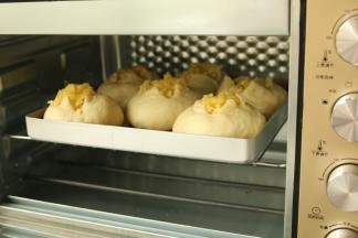 烤箱预热175度，中层烤18分钟左右，上色即可。