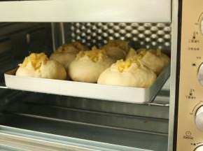 烤箱预热175度，中层烤18分钟左右，上色即可。