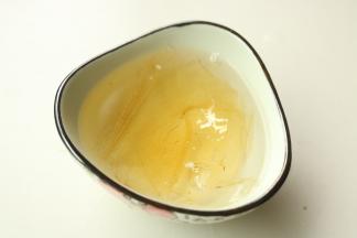 吉利丁片用凉水泡软。