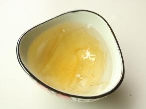 吉利丁片用凉水泡软。