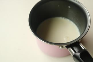 牛奶加吉利丁片隔热水融化。