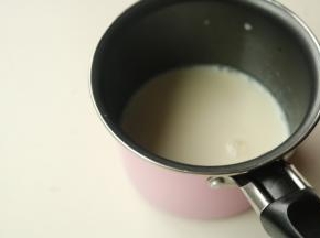 牛奶加吉利丁片隔热水融化。