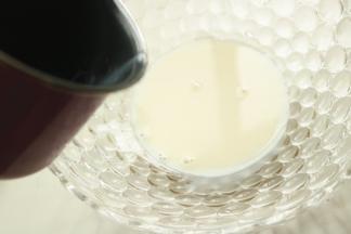 略微晾凉，倒入剩余牛奶拌匀。