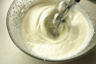 淡奶油加入20克白糖，打发到6分发。