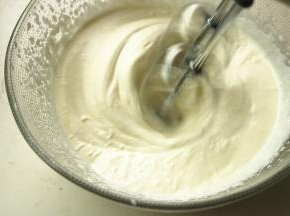 淡奶油加入20克白糖，打发到6分发。