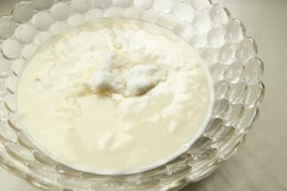 加入酸奶和20克白糖。