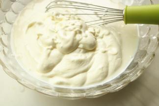 淡奶油和酸奶混合，搅拌均匀，拌匀后会变的稀一点。