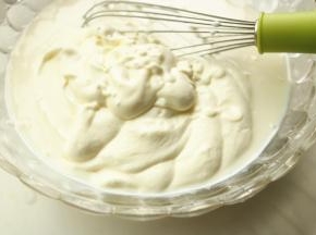 淡奶油和酸奶混合，搅拌均匀，拌匀后会变的稀一点。