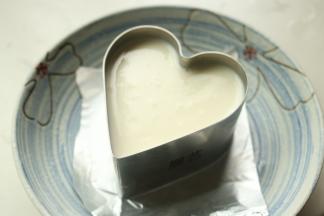 剩余一些倒入了心形慕斯圈，入冰箱冷藏。