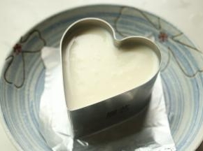 剩余一些倒入了心形慕斯圈，入冰箱冷藏。