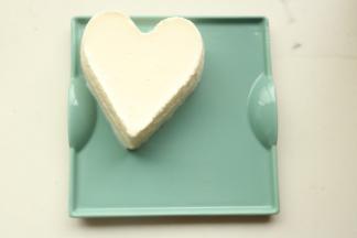 慕斯圈用吹风机吹一圈即可轻松脱模。