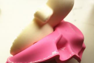 冻硬之后的慕斯，模具一翻就脱模了。