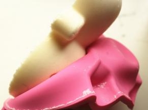 冻硬之后的慕斯，模具一翻就脱模了。