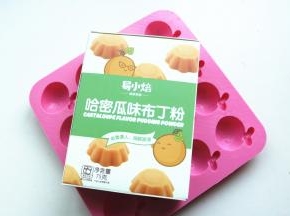 准备好易小焙布丁粉和模具，正的长草颜团子模具萌萌哒。