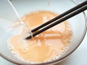 一边加一边搅拌，变成了哈密瓜的颜色啦，好神奇。