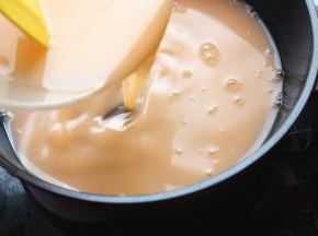 倒入锅里，其实用开水不要在加热就可以的，但加热更好一点。