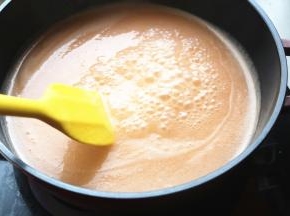 煮沸之后再加热半分钟，期间要不停搅拌，而且要选择不粘锅。