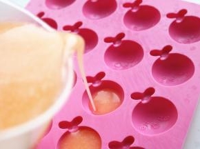 煮沸之后的布丁液，倒入模具里面。