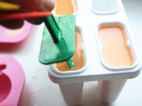 剩了一些布丁液，顺便冻成冰棍，也是极好的。