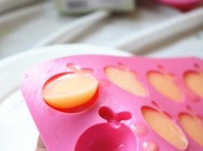 顶一下模具，很轻松就脱模了。