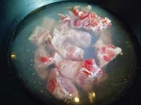 首先将排骨焯水，冷水如果，烧开即可捞出。