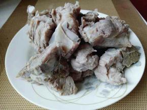 捞出后用冷水冲洗，把杂质冲洗干净。